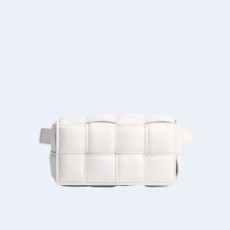 보테가 베네타 패디드 카세트 벨트백 화이트